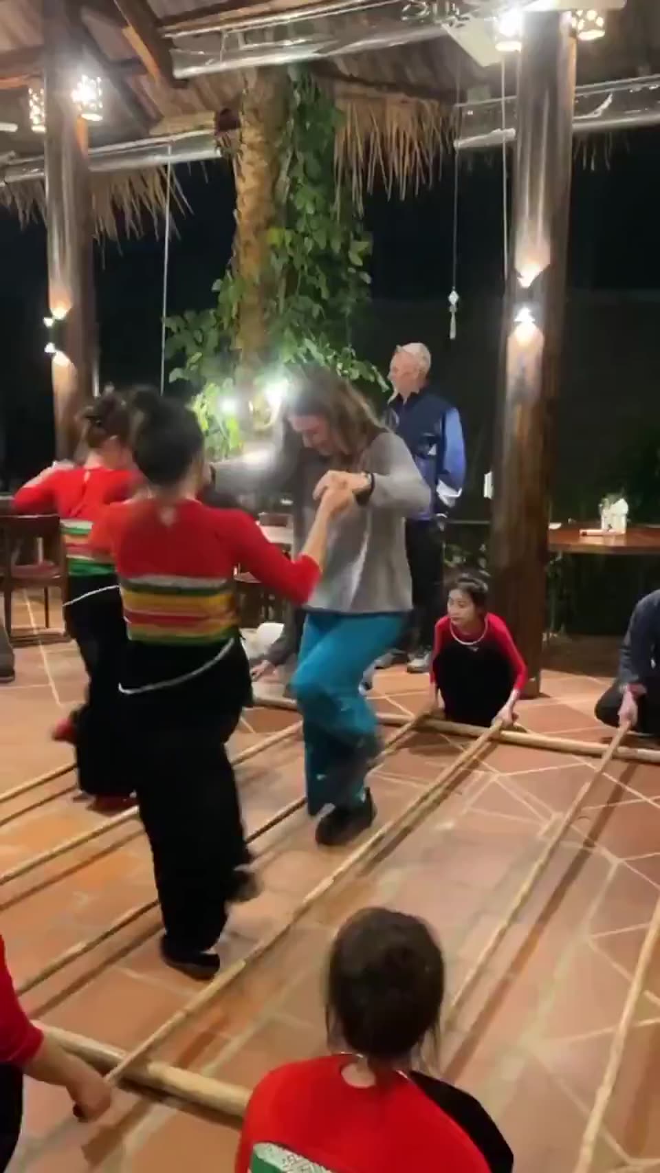 打着拍子跳竹竿