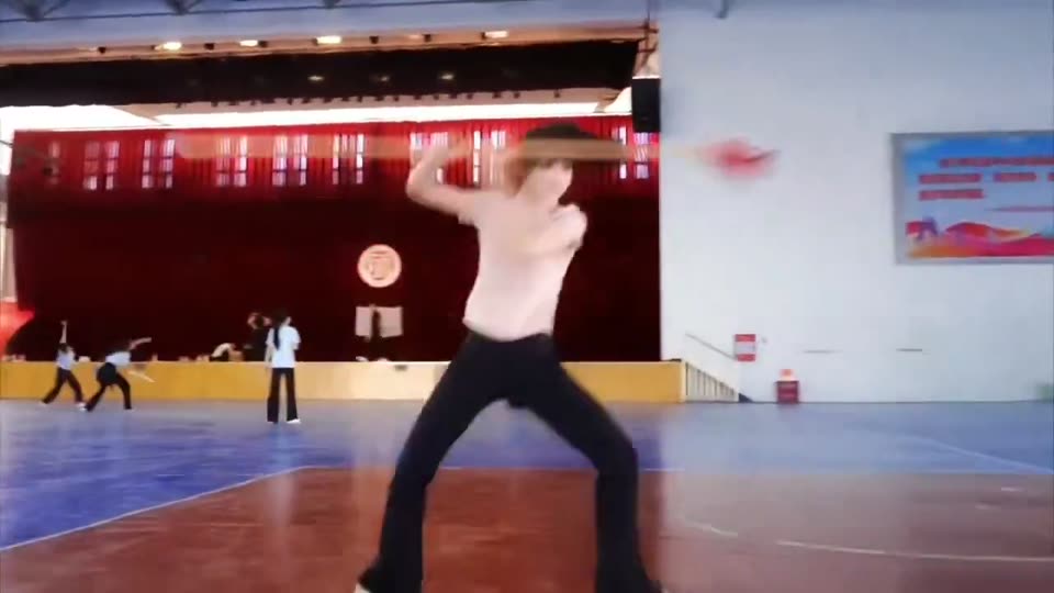 挥舞红缨枪